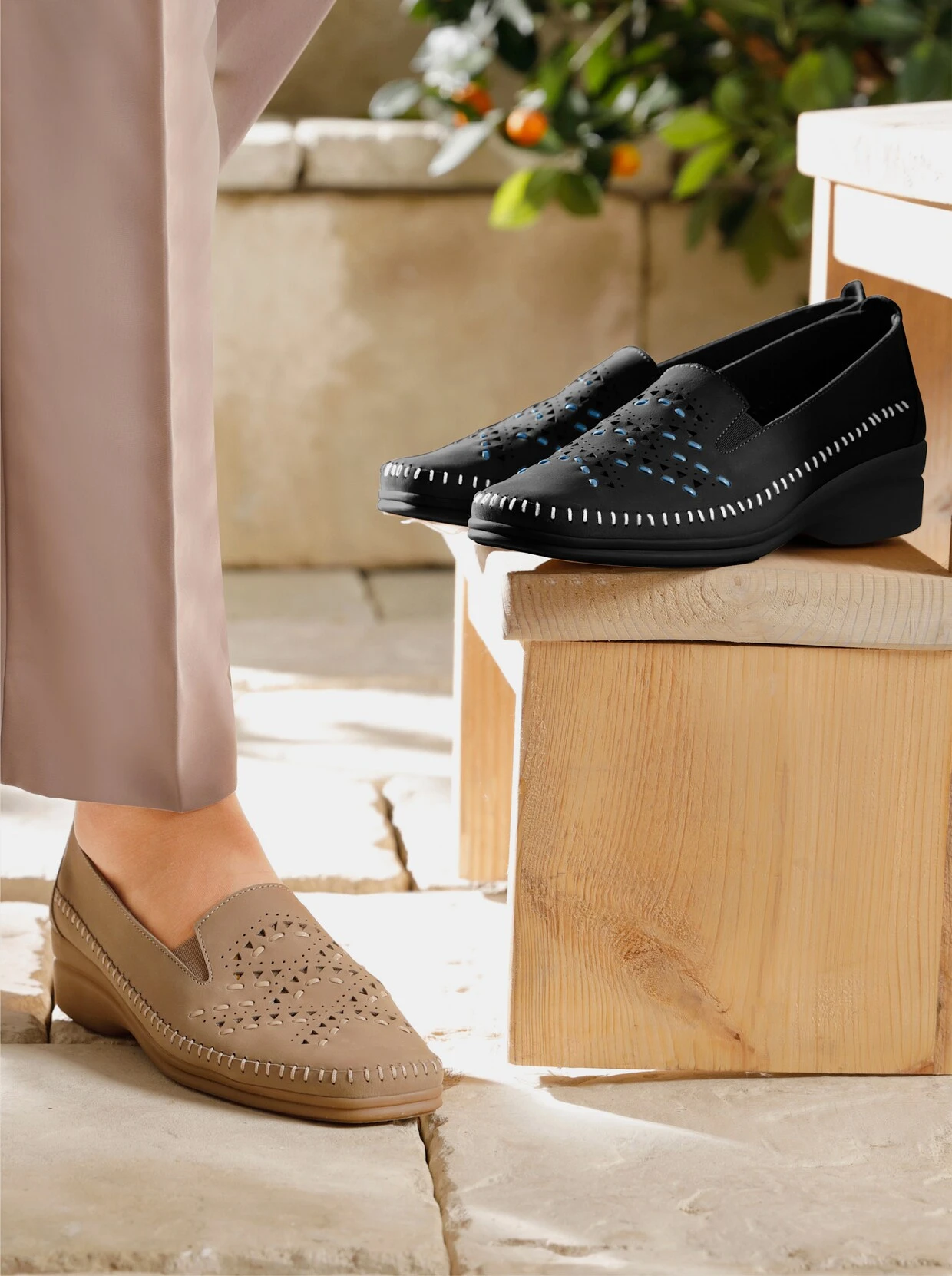 Slipper In Schwarz – Bild 2