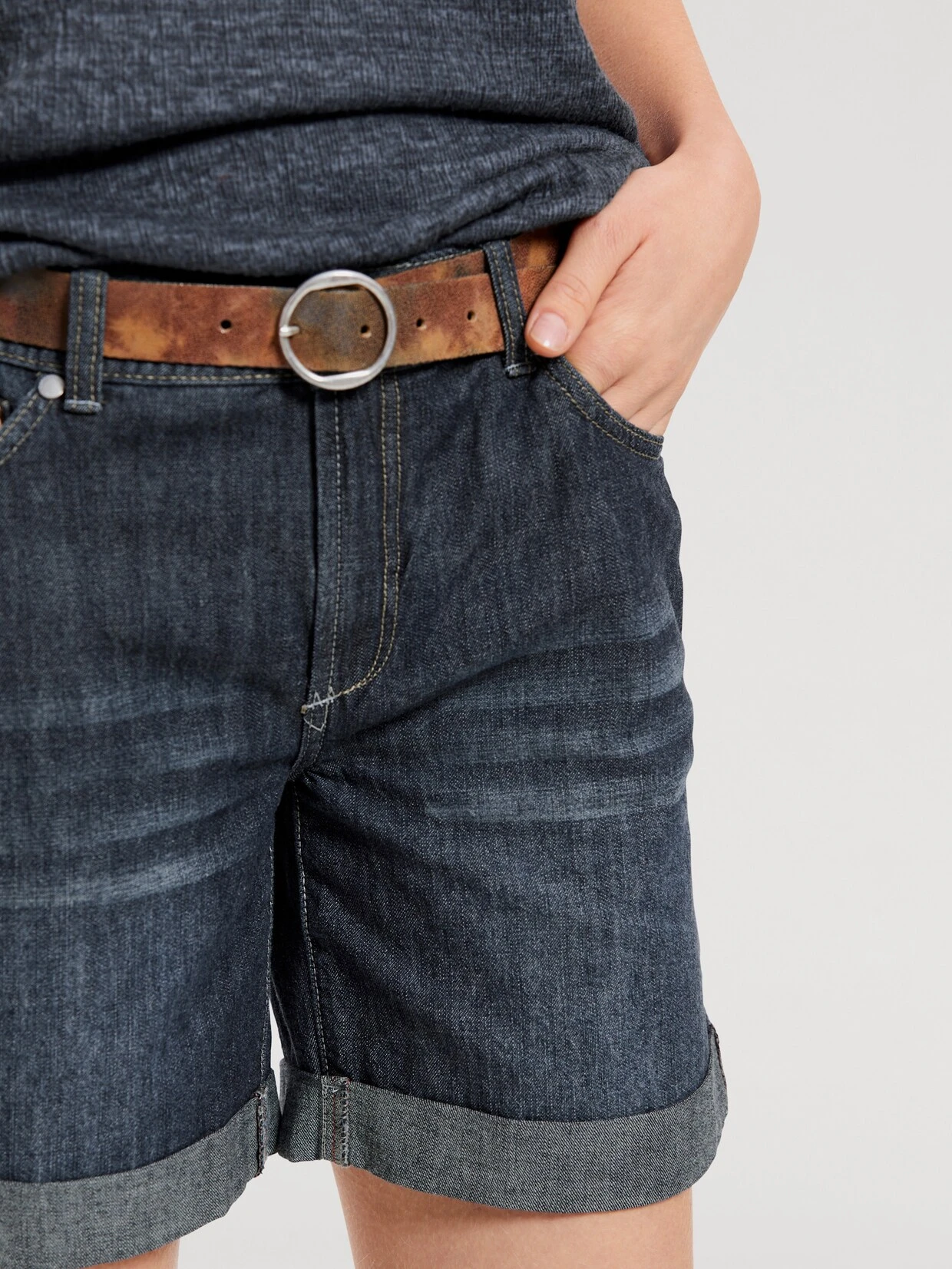 Heine Jeans-Shorts In Dark Denim – Bild 5