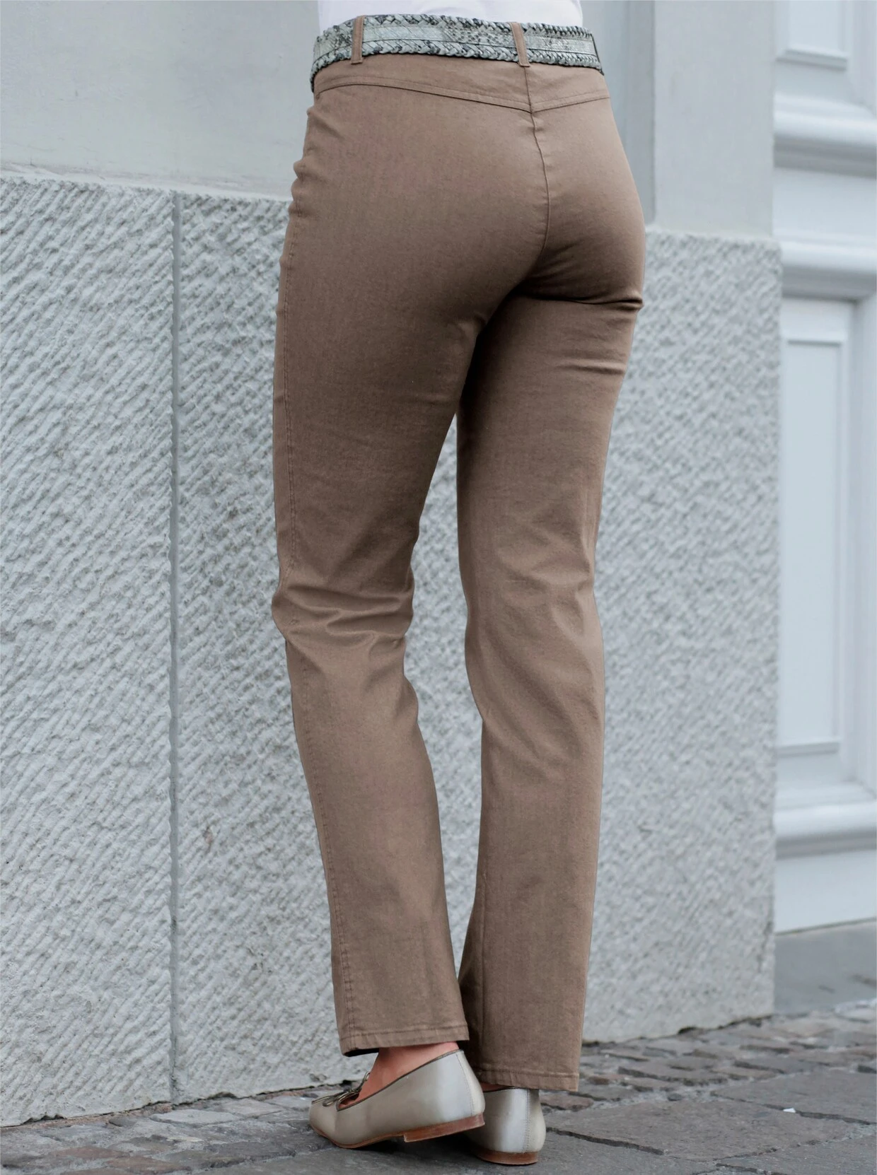 Cosma Gerade Jeans In Taupe – Bild 5