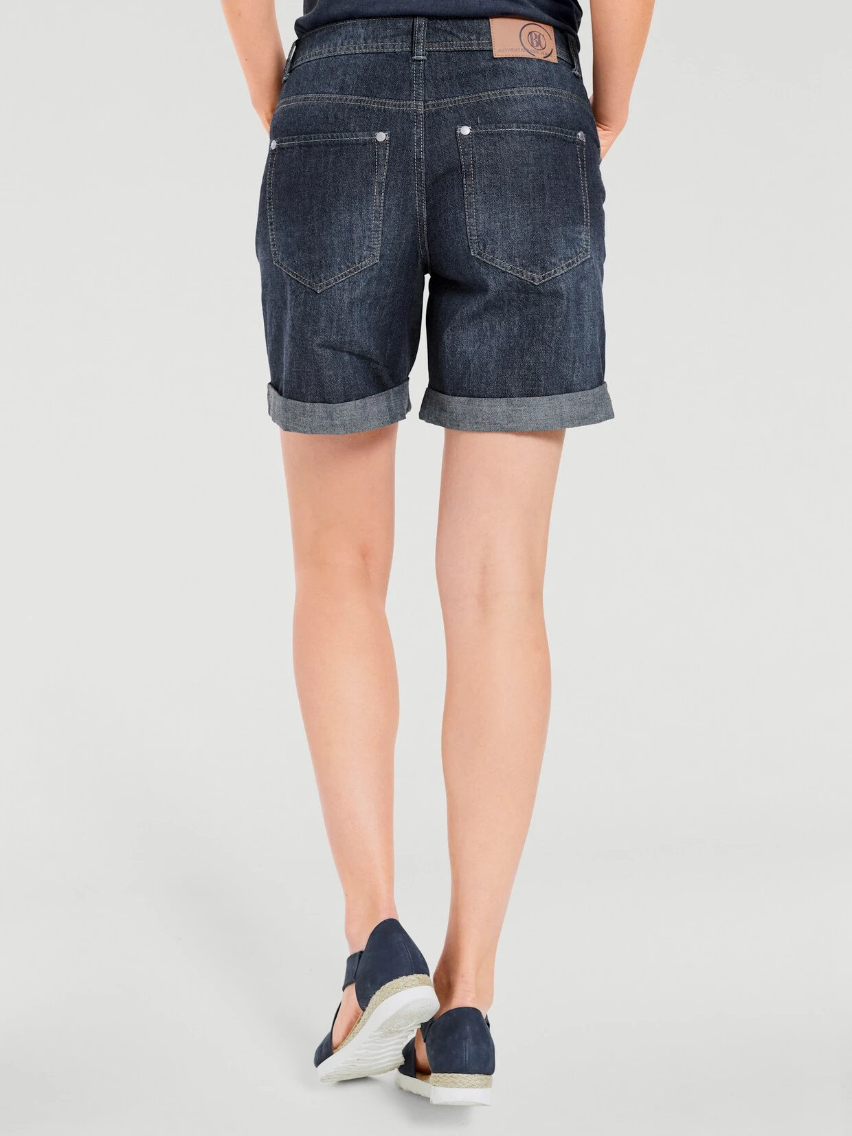 Heine Jeans-Shorts In Dark Denim – Bild 2