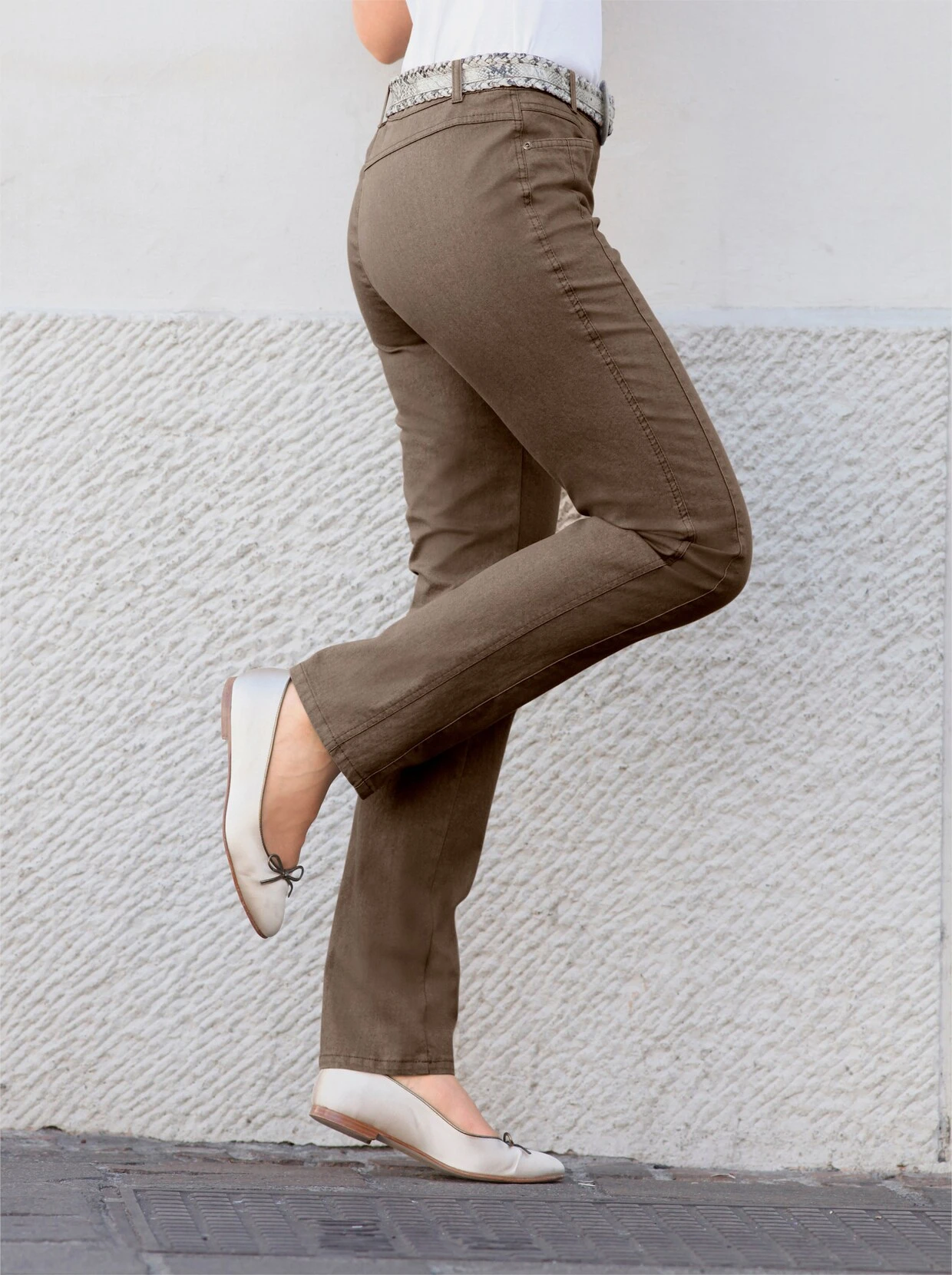 Cosma Gerade Jeans In Taupe – Bild 4